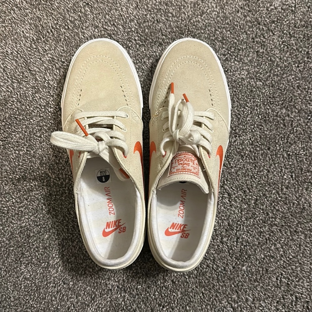 Beige nike skateboarding shoes